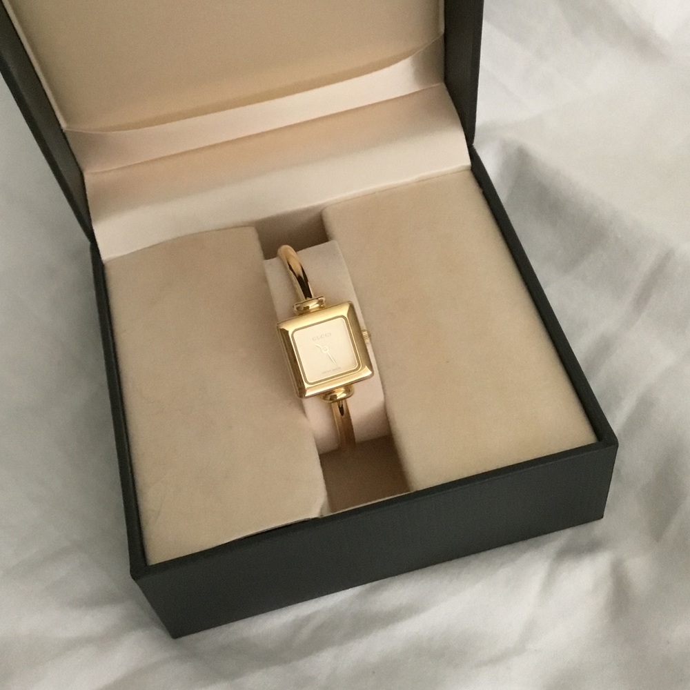 Gucci 1900L bangle watch